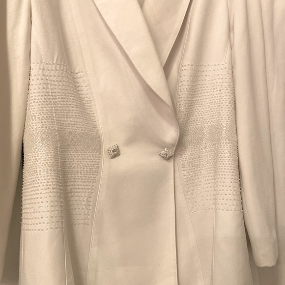 Solini Woman’s Suit, white, size 4 , 2 piece, 2 rhinestone buttons, beaded trim - Picture 3 of 7
